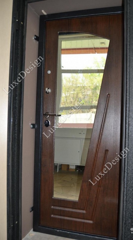 Дверь с отделкой МДФ внутри с зеркалом