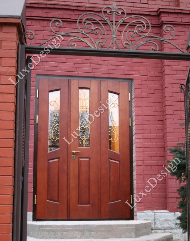 Железная парадная дверь со стеклом и ковкой