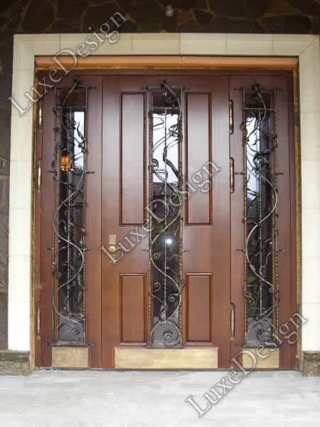 Парадная металлическая дверь со стеклом и ковкой