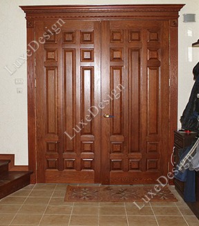Дверь в частный дом из массива дерева