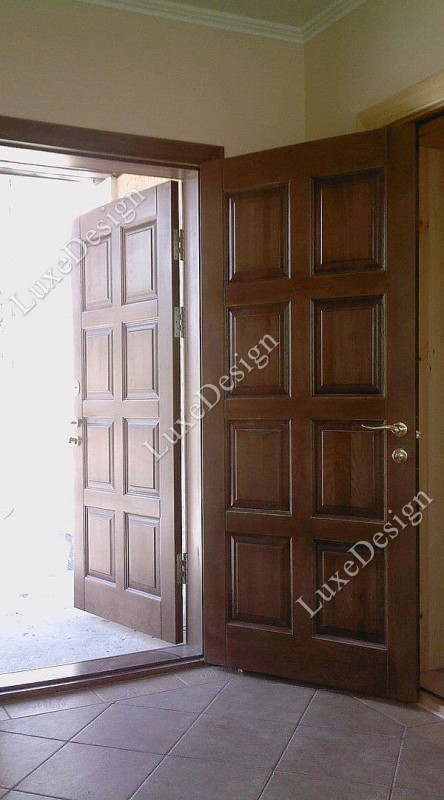 Наружная дверь с отделкой массивом дерева
