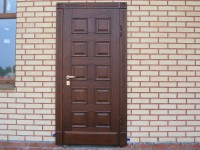 Наружная дверь из массива