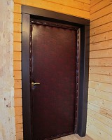 Наружная дверь с отделкой винилискожей