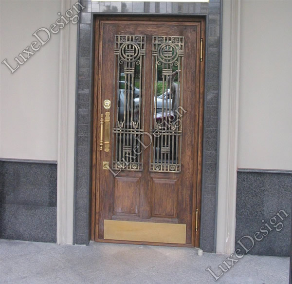 Входная стальная дверь со стеклопакетом и ковкой