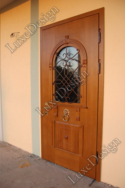Парадная дверь со стеклом и кованой решеткой