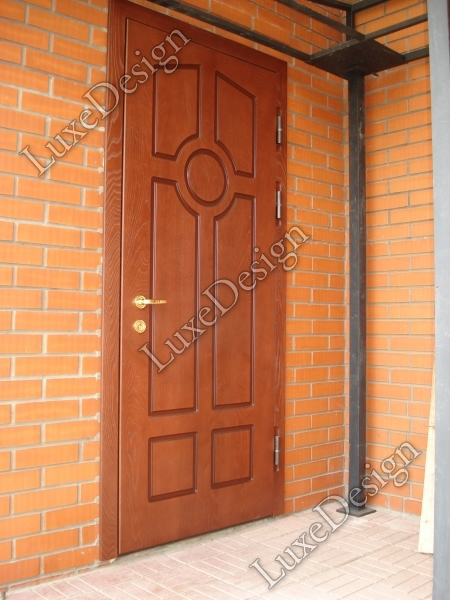 Входная металлическая дверь на дачу со шпонированным МДф