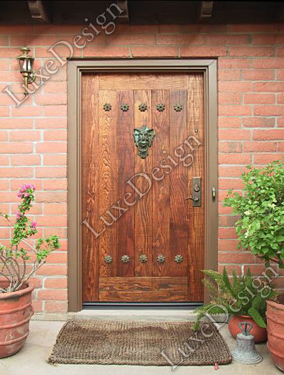 Парадная дверь в загородный дом