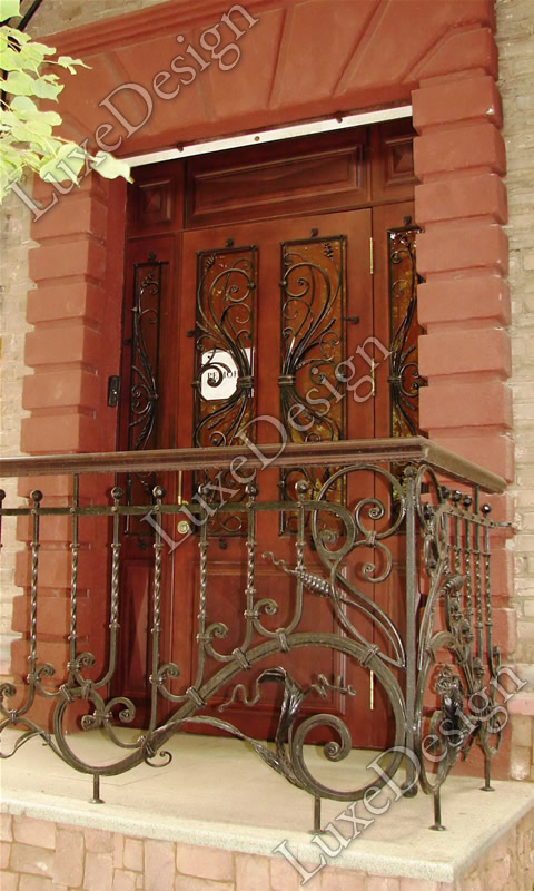 Парадная входная дверь с коваными элементами и стеклом