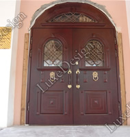 Двустворчатая арочная дверь со стеклопакетом и ковкой