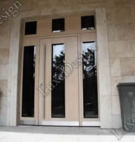Входная дверь со вставками из стекла