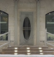 Металлическая дверь в бутик со стеклом и коваными элементами
